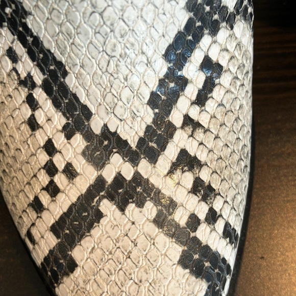Size 9 White gray & black snake print Kendall and Kylie boots with 4 inch heels - Picture 7 of 12